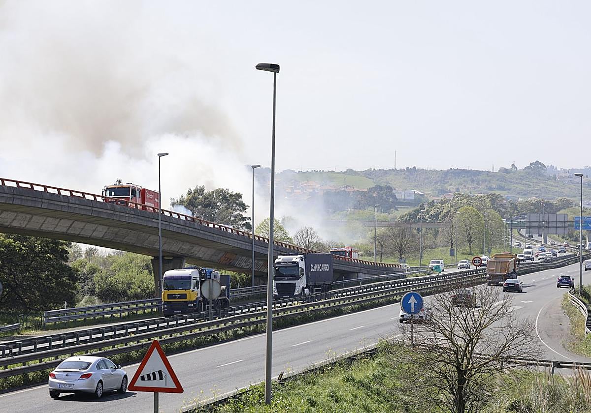 Extinguido el fuego en las marismas de Alday, junto a la A-67