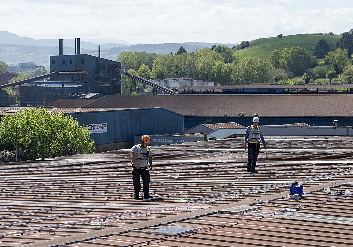 Operarios durante la instalación de las placas solares en el CEIP Juan de Herrera.