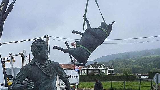 La escultura de los encierros de Ampuero es trasladada a Oviedo para ser reparada tras un accidente