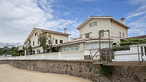 Sale a subasta una casa al borde de la playa de La Magdalena por 1,3 millones