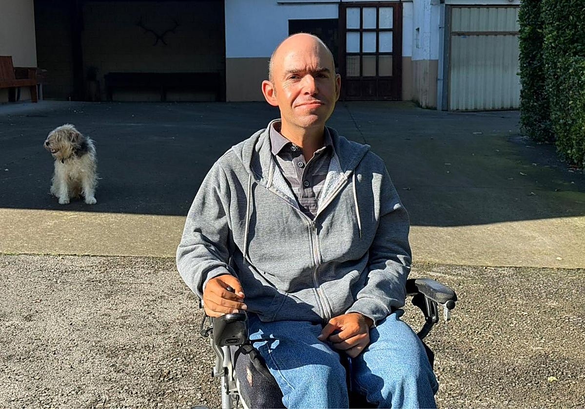 Fernando Rodríguez posa en el exterior de su domicilio en Riva, municipio de Ruesga