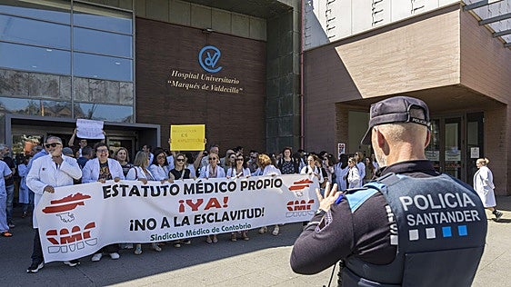 Los médicos vuelven a protestar en Valdecilla contra el estatuto marco