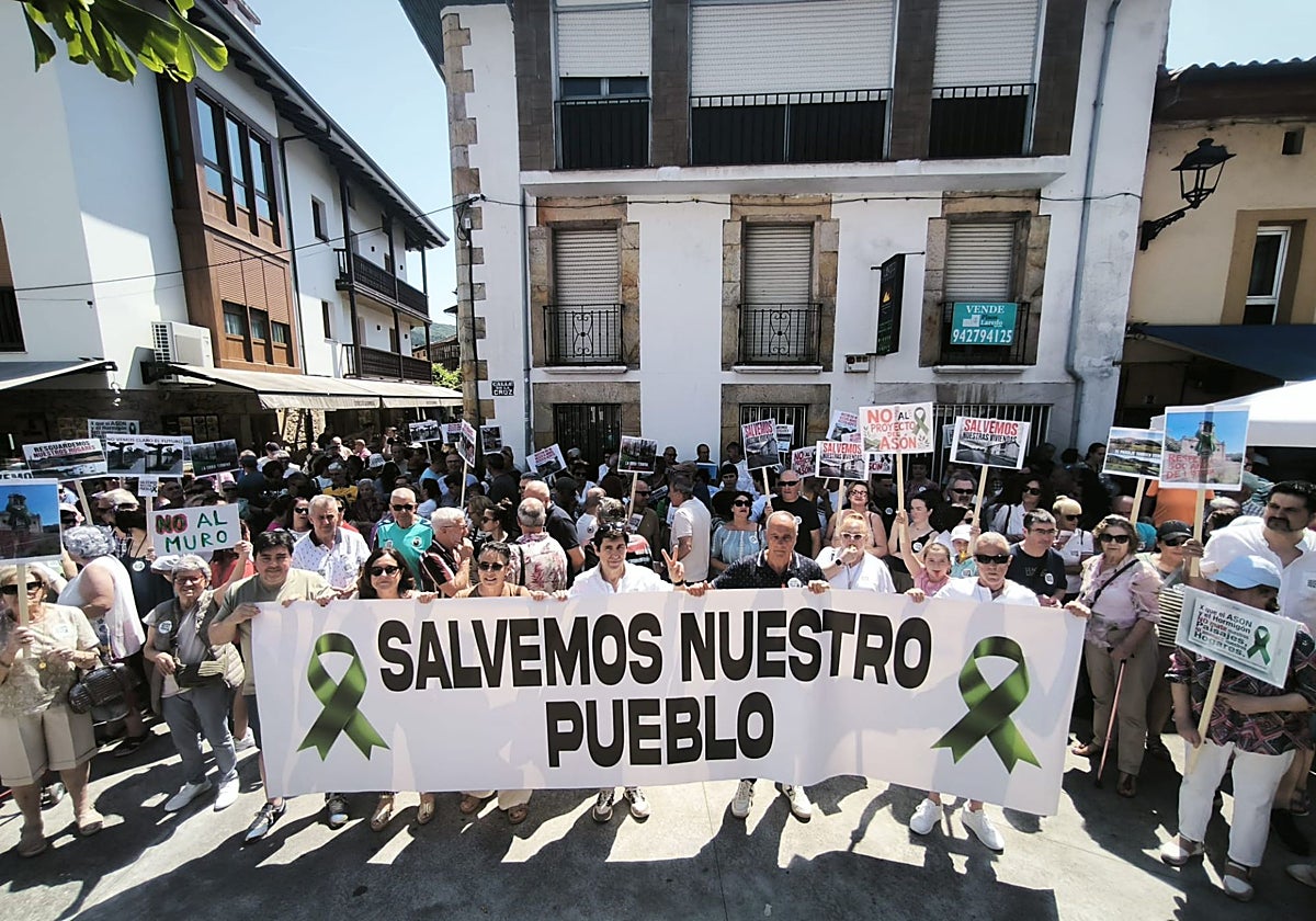 Los asistentes a la manifestación mostraron varias pancartas de protesta.