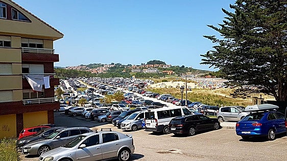 San Vicente atrasa la subida de precio del parking de la playa a julio, pero amplía el pago hasta octubre
