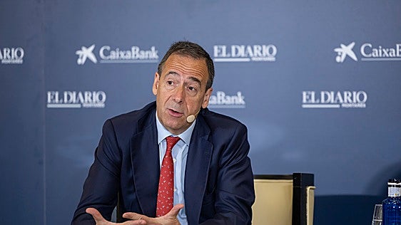 El consejero delegado de CaixaBank, Gonzalo Gortázar, durante su intervención en el foro organizado en el Hotel Sardinero.
