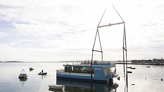 Metaltec bota el primer barco sostenible con el que Alsa hará sus rutas por la Bahía