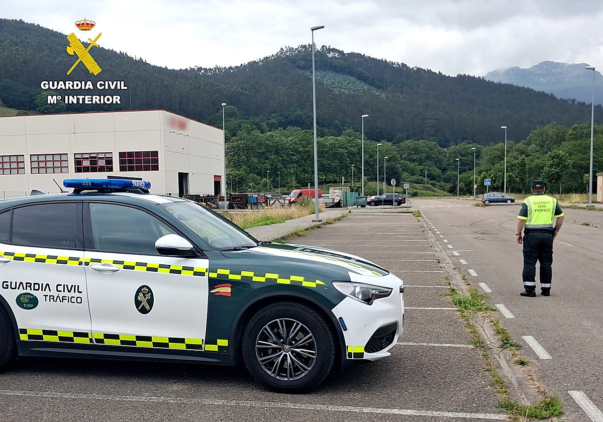 Un agente de la Guardia Civil en la recta del polígono industrial de Ramales donde ocurrieron los hechos.