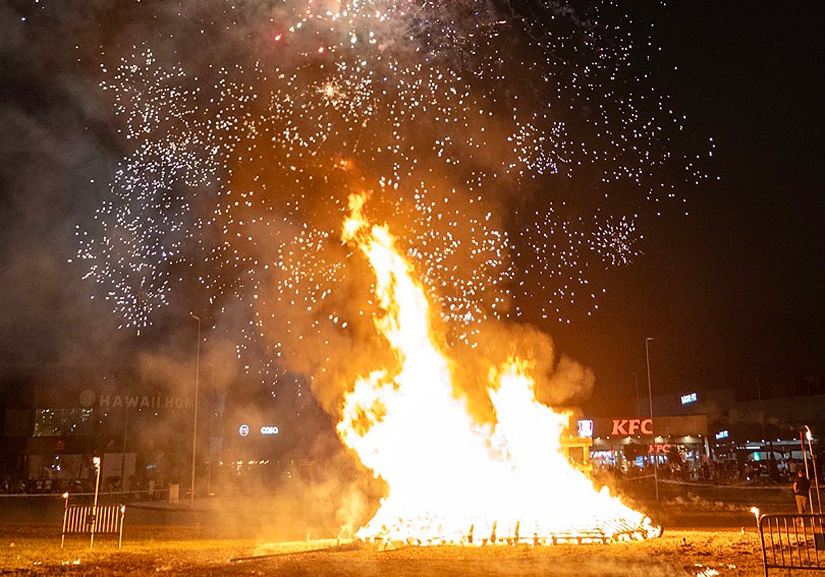 Hoguera de San Juan durante la festividad del año pasado en Maliaño.