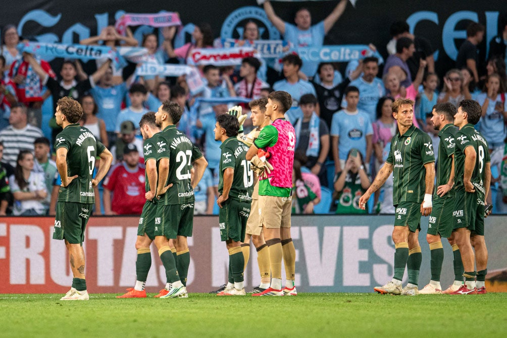 Los jugadores saludan a  los aficionados desplazados hasta Balaídos