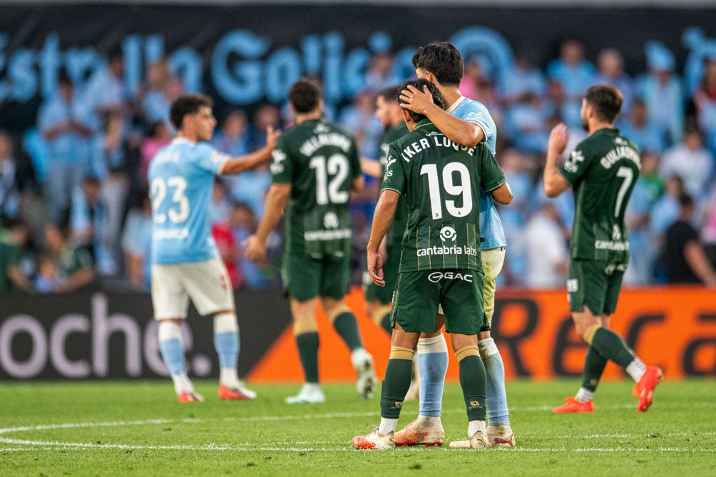 Un jugador del Celta consuela a Iker Luque tras  la derrota