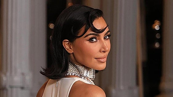 Kim Kardashian llega al Museo de Arte del Condado de Los Ángeles.