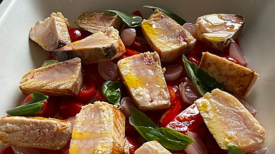Ensalada de tomate y bonito, dos hermanos bien avenidos