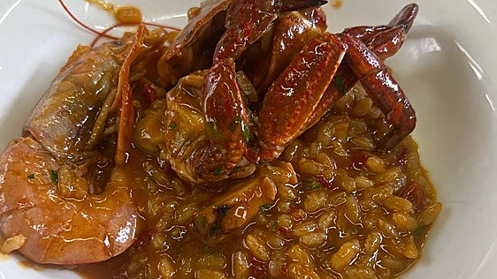 Cocina marinera en el restaurante Pausau, ante la belleza de Costa Quebrada