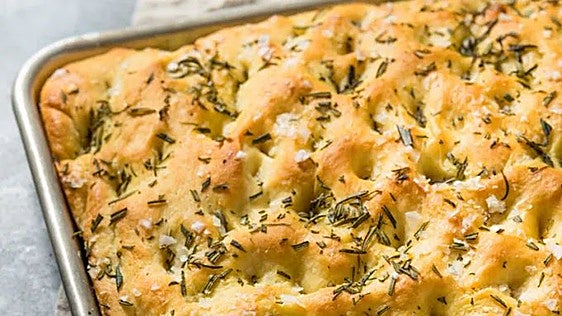 Focaccia casera con sal marina y romero