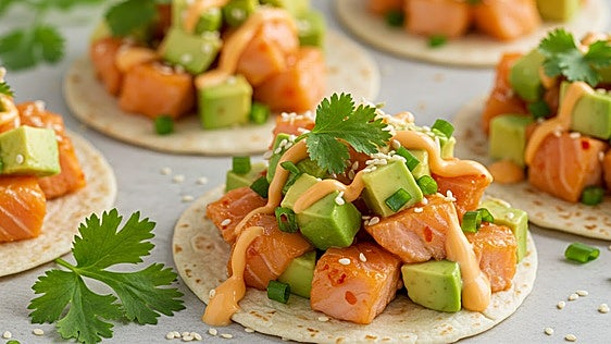 Rollos de tortillas con salmón y aguacate