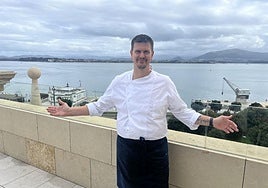 Nacho del Corral. El chef del restaurante Lumen, situado en la última planta de Faro Santander, con una panorámica sobresaliente de la bahía al fondo.