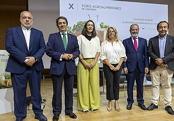 José Luis Pérez, Víctor Yuste, Ana Rodríguez, María Jesús Susinos, Rubén Calderón y Carlos Fernández, instantes antes de comenzar el foro.