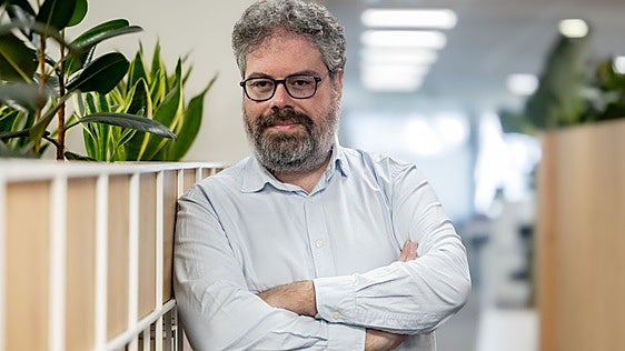 «El lector tiene que habitar tu novela, por eso no debes dársela hipermasticada»