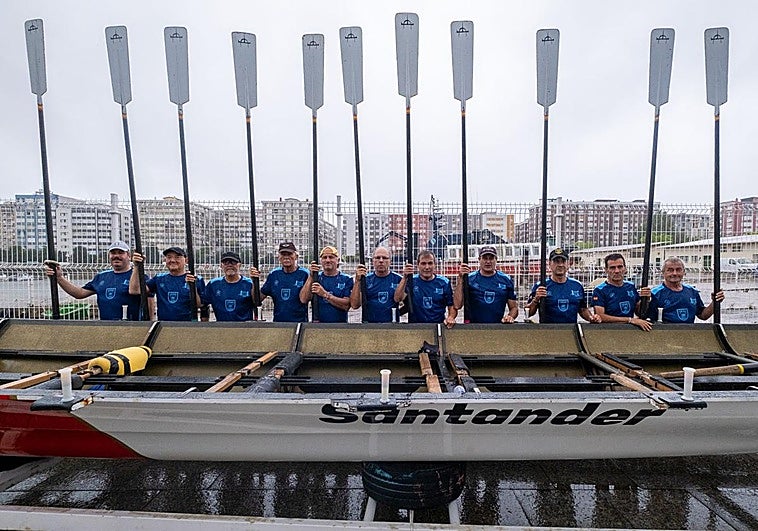 Los remeros del Club de Remo Ciudad de Santander en el Barrio Pesquero.