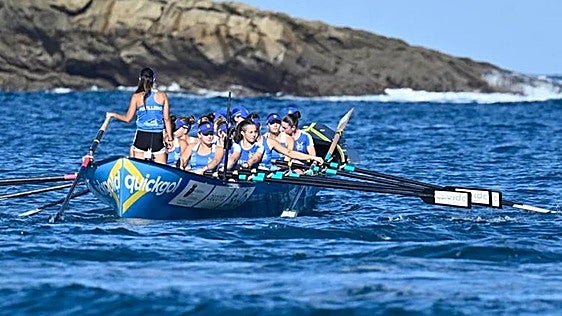 Astillero reinicia la búsqueda de una nueva trainera para su tripulación femenina
