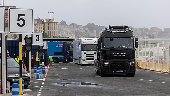 El material de la escudería Alpine regresa a casa vía Santander tras el Gran Premio de España