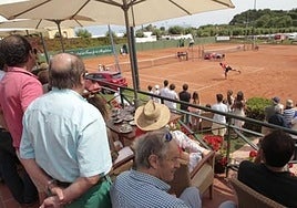 Fotografía de archivo de un partido en la Real Sociedad de Tenis de Santander.