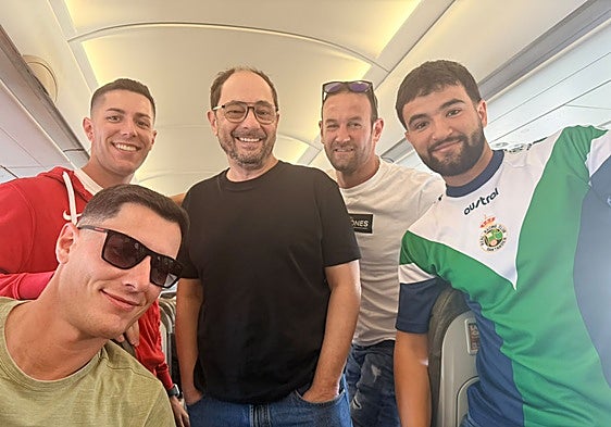Víctor y José Manuel González, Raúl Pérez y Álvaro Laso en el avión que les trasladó a Barcelona