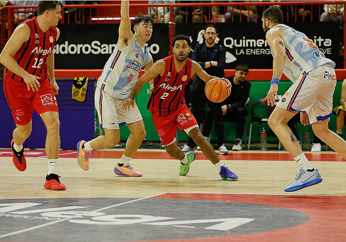 Wintering, del Alega, avanza con la pelota en el partido ante el Fuenlabrada en el Trueba.