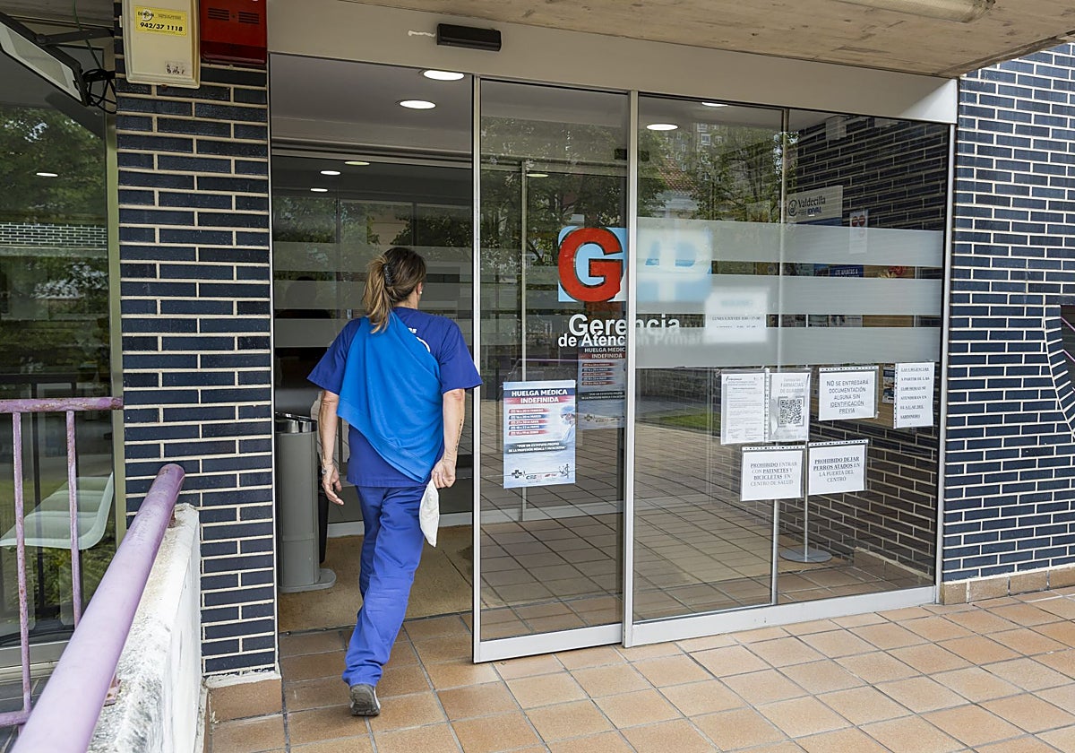 Usuarios entrando al centro de salud de Tetuán, en Santander.