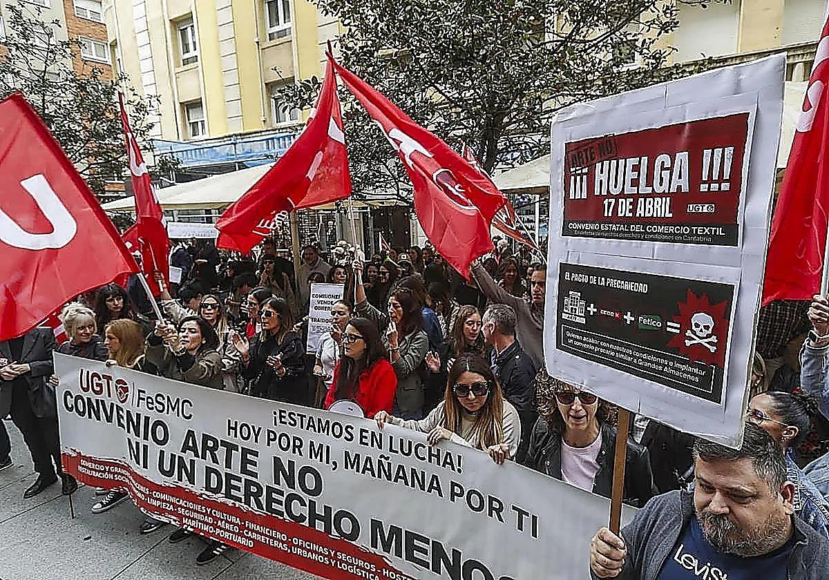 Trabajadores del sector del comercio textil cántabro en una manifestación con motivo del convenio nacional.