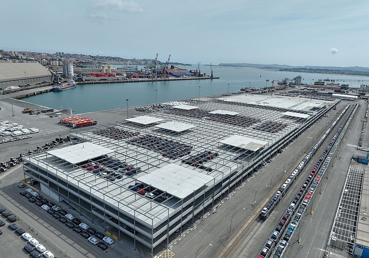 Vista aérea del Puerto de Santander, con el silo de automóviles en primer término.