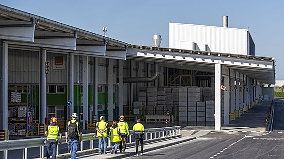 Holcim destaca la inversión realizada en la planta de Orejo y su papel futuro en el sector del fibroyeso