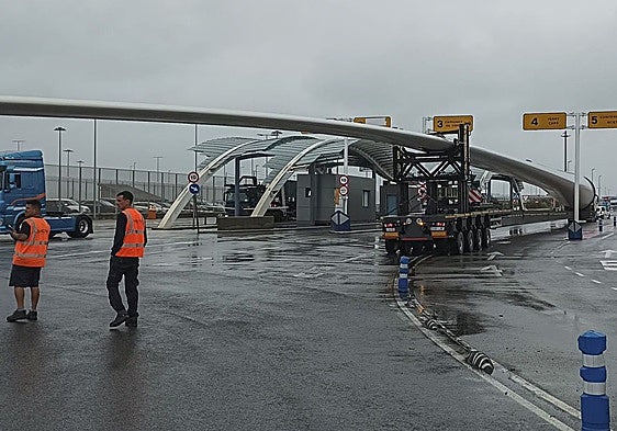 Salida de una de las palas eólicas de más de 87 metros por el Puerto de Santander, rumbo al enlace con la Ciudad del Transporte y la A-67.