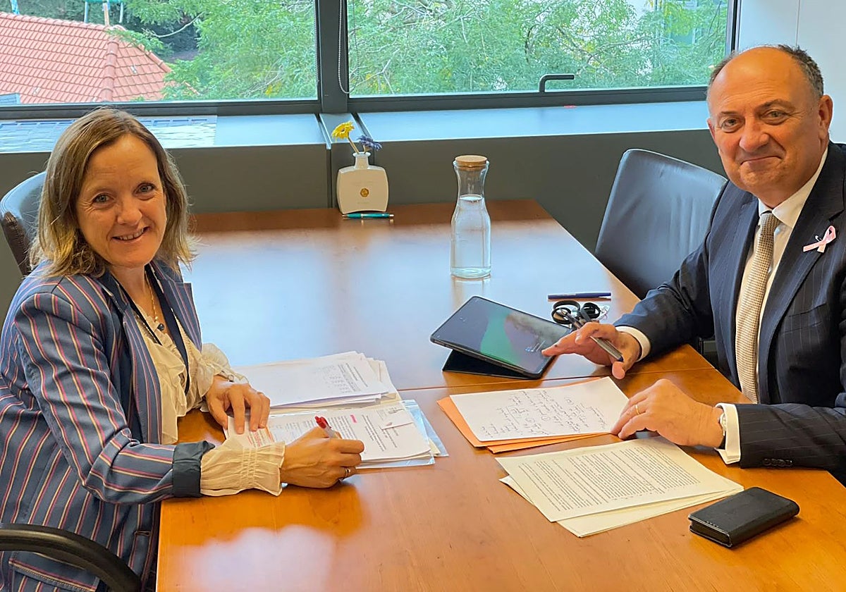 Isabel Urrutia junto al ponente del Comité de las Regiones Willy Borsus.