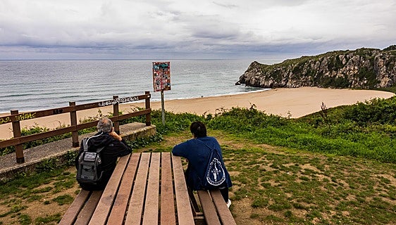 Las dos banderas negras en Cantabria de Ecologistas en Acción: la playa de Usgo y la senda costera de Santander