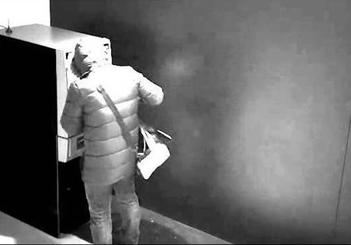La cámara de un banco capta a una 'mula' sacando dinero.