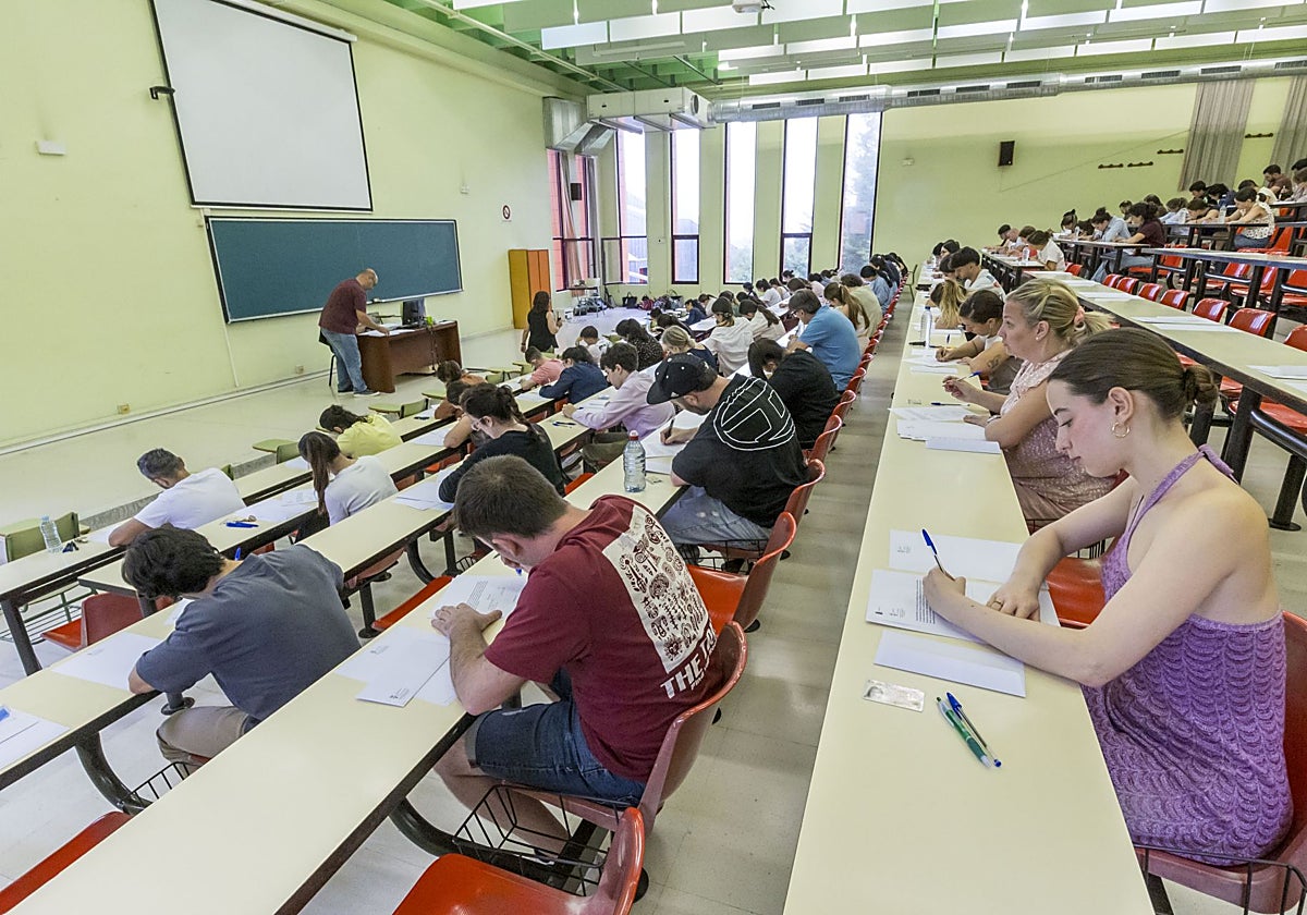 Un aula de la Universidad de Cantabria (UC) durante una oposición.