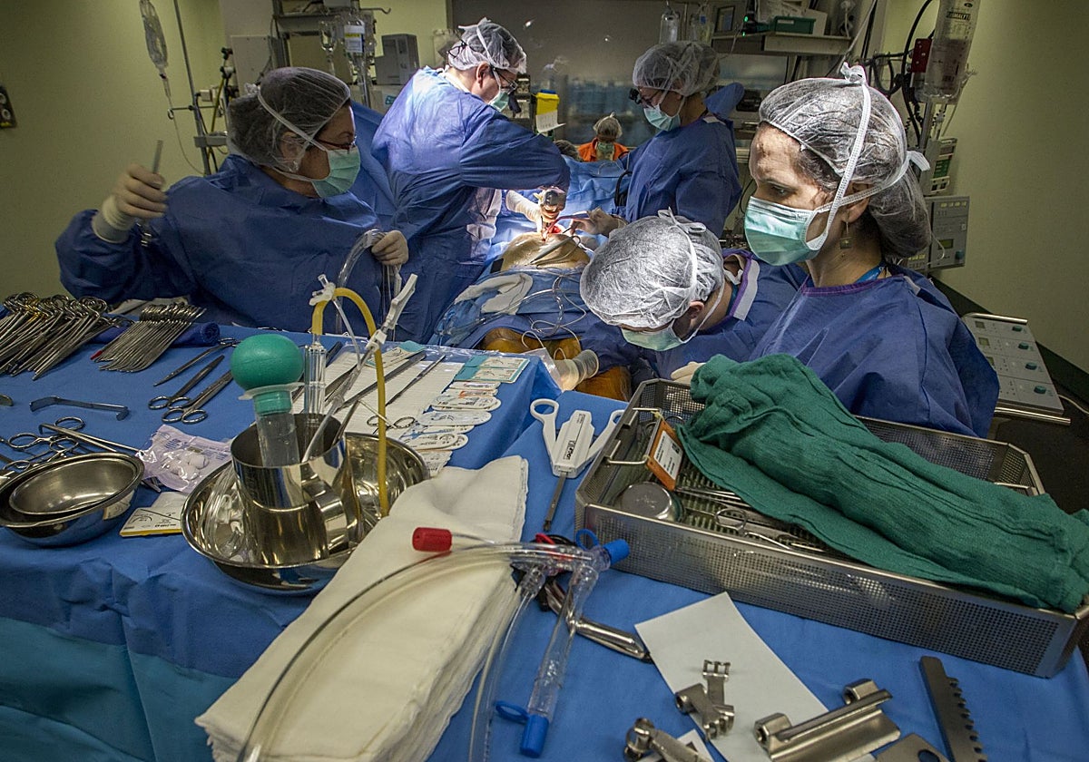 Intervención quirúrgica en el Hospital Valdecilla.