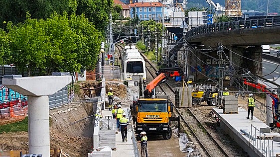 El tramo ferroviario entre El Astillero y Orejo seguirá cortado todo el verano