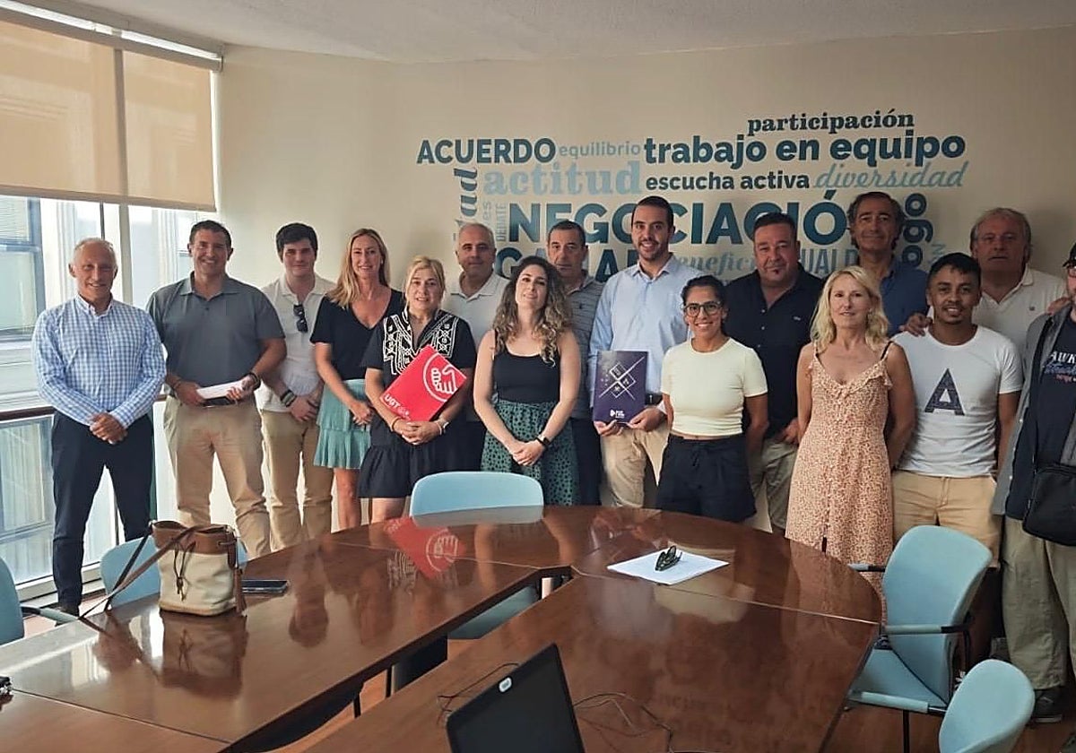 Miembros de Hostelería, CC OO y UGT, tras firmar el convenio.