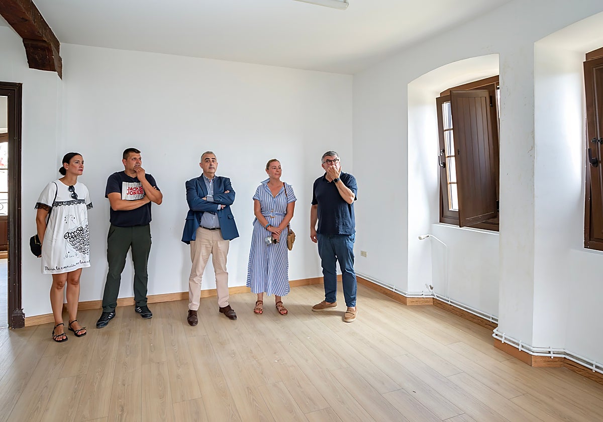 El consejero, junto a la alcaldesa y concejales del Ayuntamiento de Ampuero, han visitado la instalación.