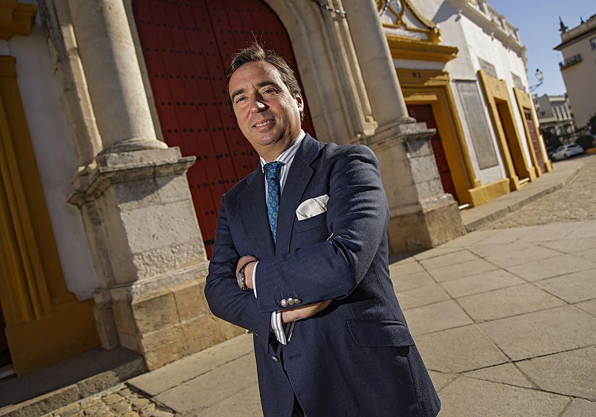 El empresario José María Garzón posa junto a la Maestranza.