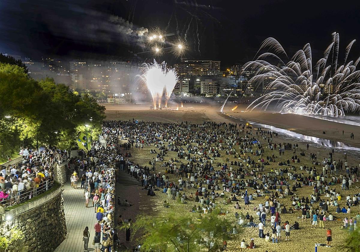 Los fuegos artificiales en la playa, una de las imágenes más icónicas del verano en Santander.