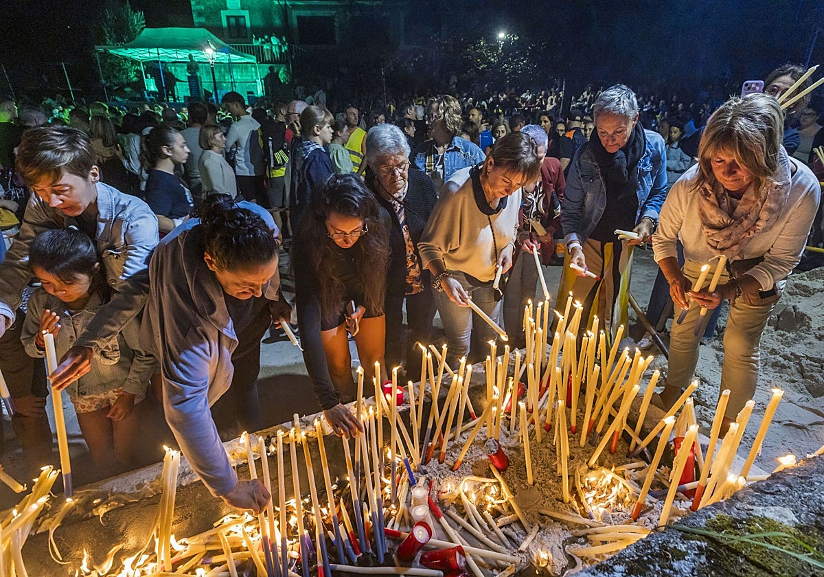 Un grupo de personas ofrece sus velas a la Virgen del Carmen en Revilla de Camargo.