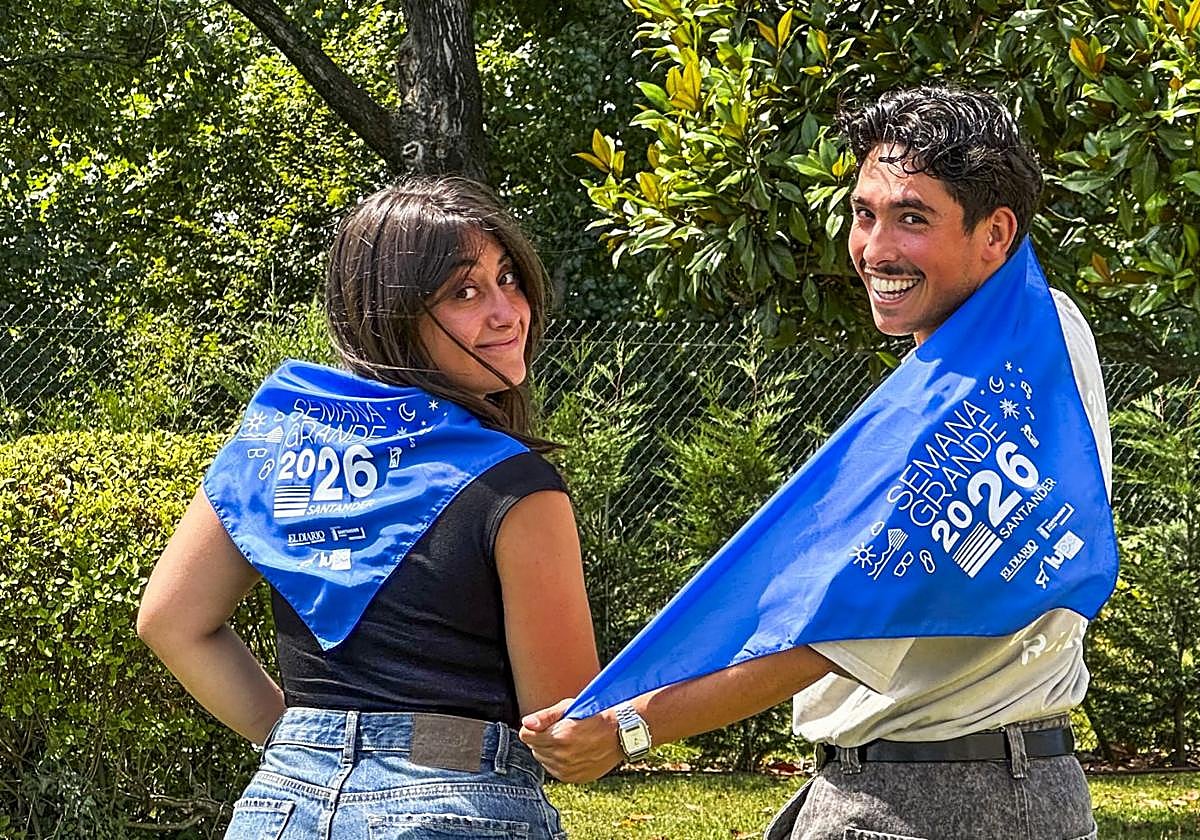 Anai Sainz de la Maza y Kevin Barquín, periodistas de El Diario Montañés, con el pañuelo.