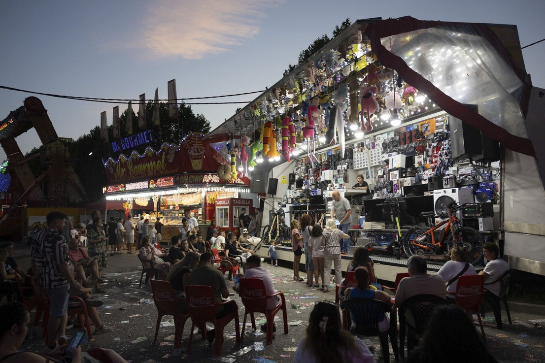 Las sillas de uno de los bingos de las ferias de Santander, llenas. 
