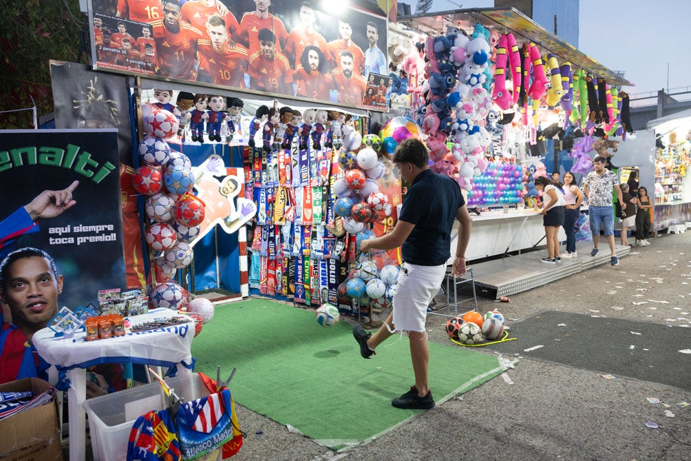 Un chico tira un penalti en el 'Portero Loco'.
