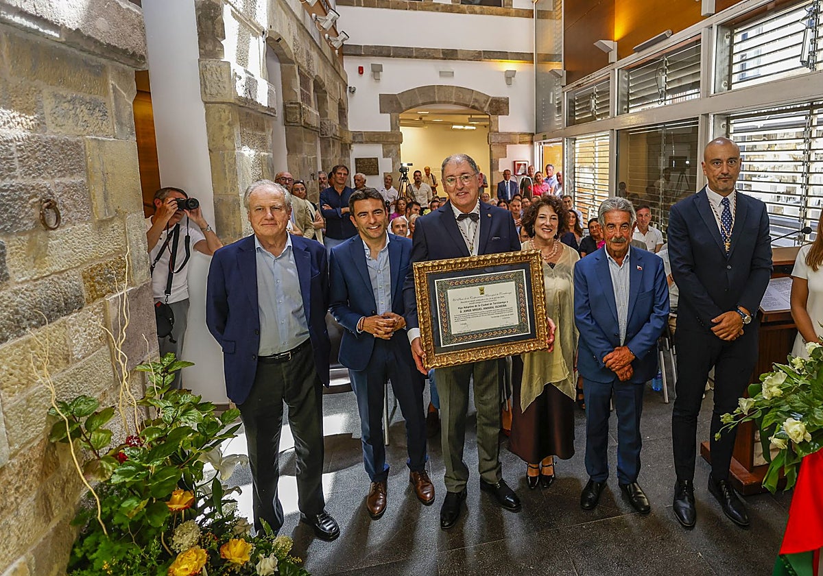 Jorge Oliveira recibe emocionado el título de Hijo Adoptivo de Torrelavega