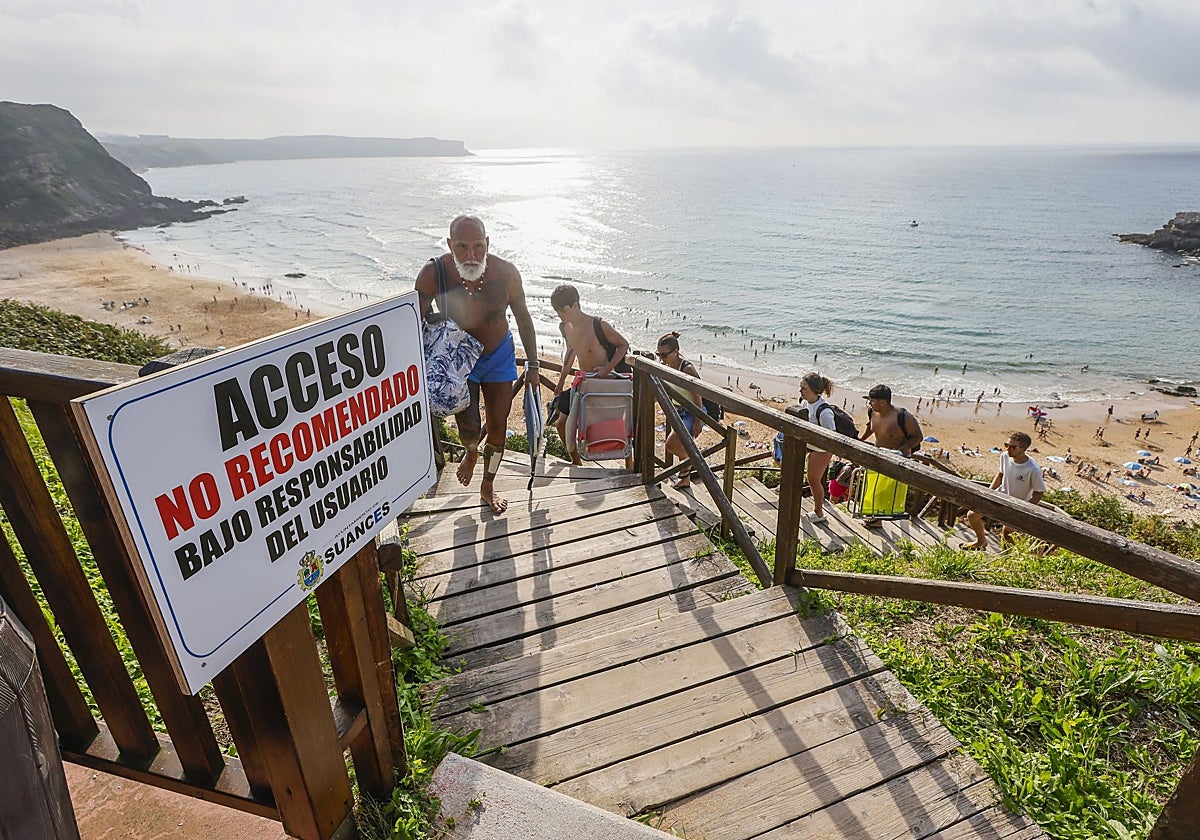 Suances alerta a los veraneantes sobre el mal estado de uno de los accesos a la playa de Los Locos