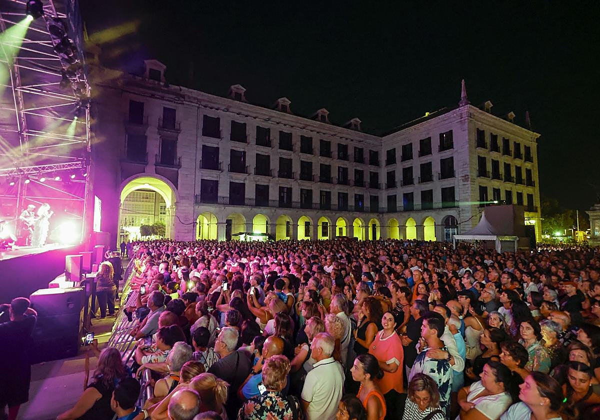 El concierto de Pastora Soler llenó la plaza de la Porticada, en Santander, una escena que se repitió durante toda la Semana Grande..